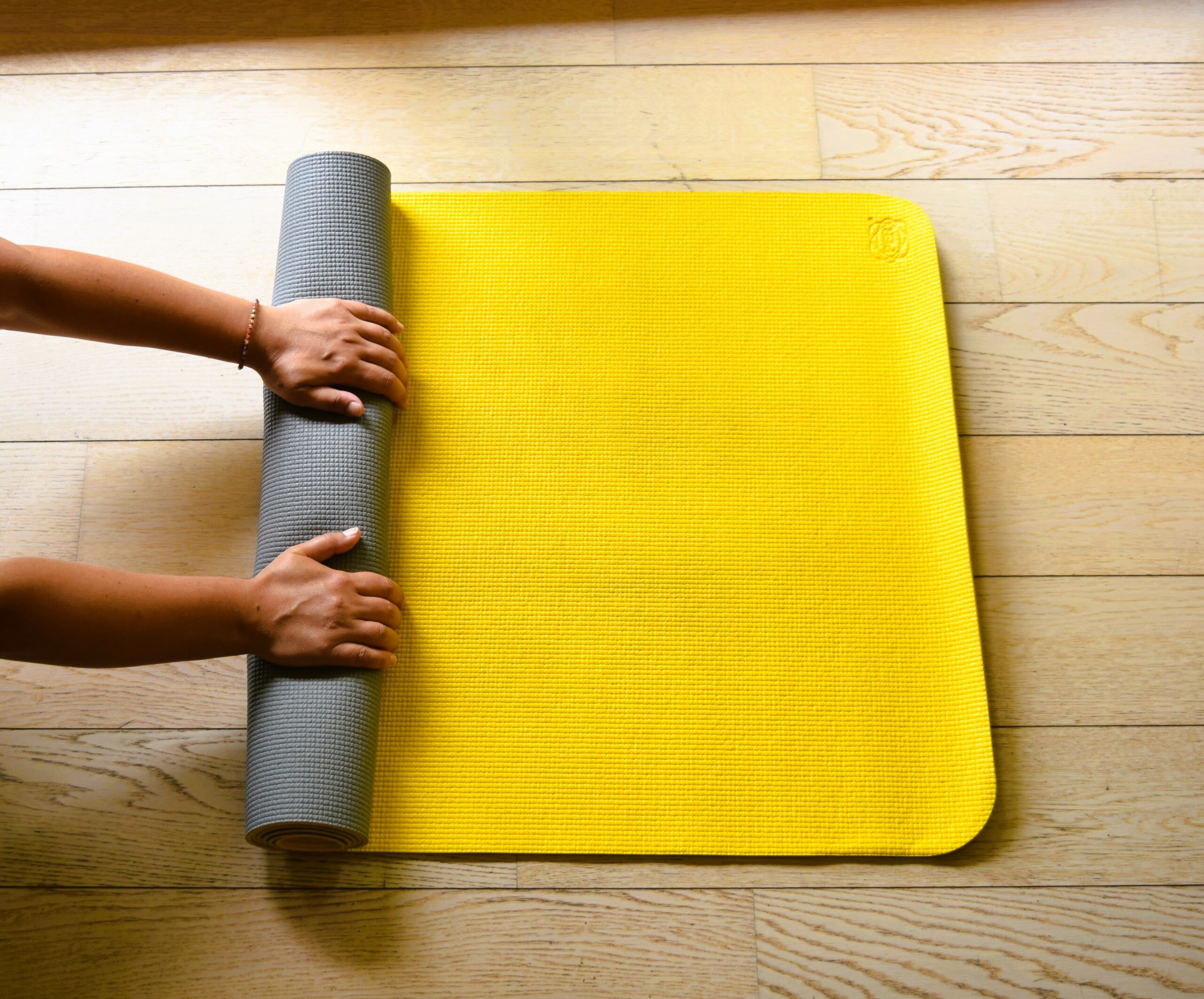 Tapis de yoga déroulé jaune - sangha yoga